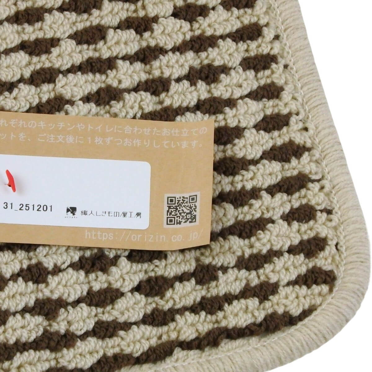 しっかりと2回縫製した小さな人型アクセサリーマット